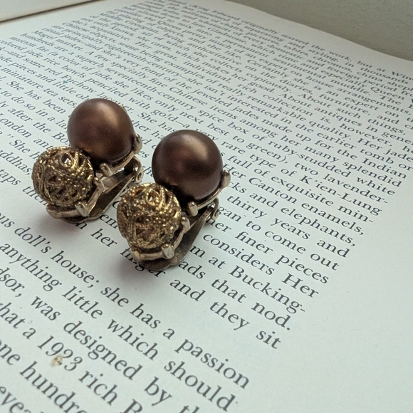 Elegant Gold and Brown Clip-On Earrings - Picture 4 of 7